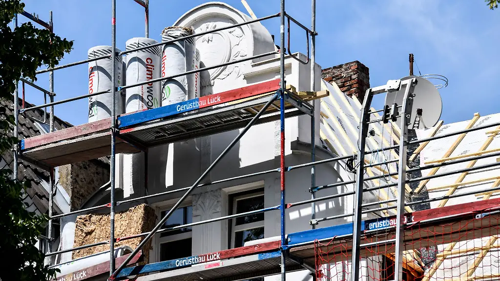 Altes-bewahren-Die-Sanierung-einer-Immobilie-kann-teuer-und-aufwendig-sein-Eigentuemer-koennen-aber-oft-von-Foerderungen-profitieren