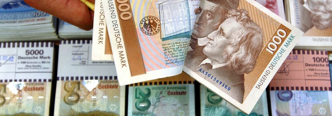Schöne alte Scheine für Nostalgiker und hartnäckige Euro-Skeptiker: Auch in 100 Jahren will die Bundesbank D-Mark kostenlos in Euro umtauschen.