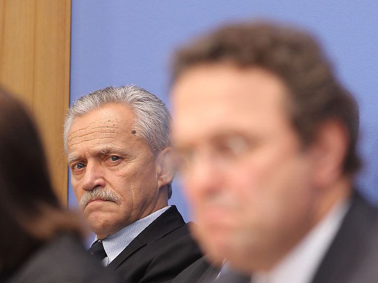Der eine hat keine Arbeit mehr, der andere bald noch mehr als bisher: Ex-Verfassungsschutz-Chef Heinz Fromm und Innenminister Hans-Peter Friedrich.