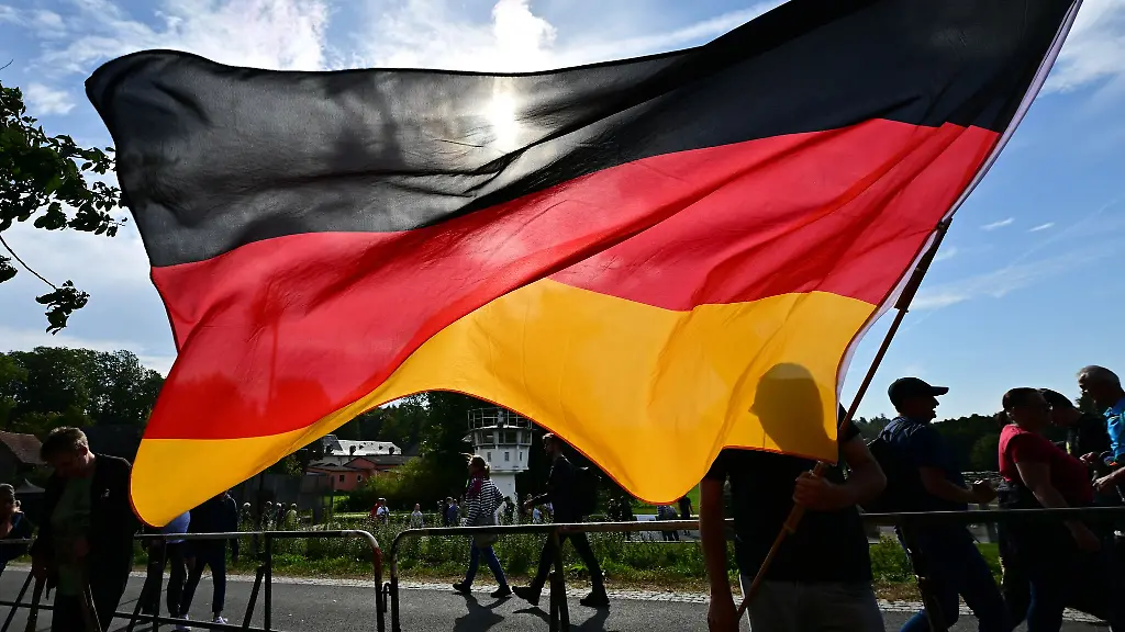 Die-AfD-im-Saechsischen-Landtag-will-die-Deutschlandfahne-vor-jeder-oeffentlichen-Schule-wehen-sehen