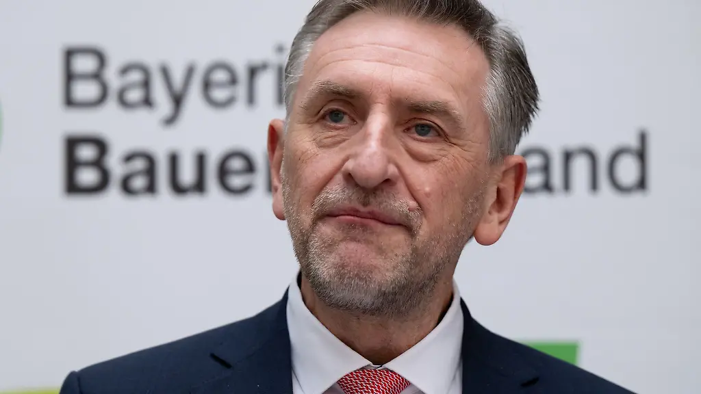 War-zu-Beginn-des-Jahres-noch-als-Bundesagrarminister-im-Gespraech-der-Praesident-des-bayerischen-Bauernverbandes-Guenther-Felssner