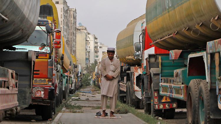 Mit der Entscheidung aus Islamabad haben auch die Fahrer der Tanklaster in Karachi bald wieder etwas zu tun.