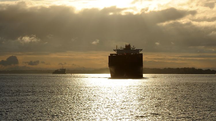 Das Containerschiff "Tsingtao Express" der Reederei Hapag-Lloyd fährt auf der Elbe von Hamburg kommend in Richtung Nordsee.