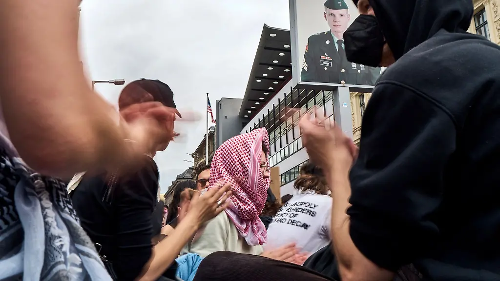Bei-einer-Demo-zum-gleichen-Thema-in-Berlin-gab-es-viele-Festnahmen-Archivbild