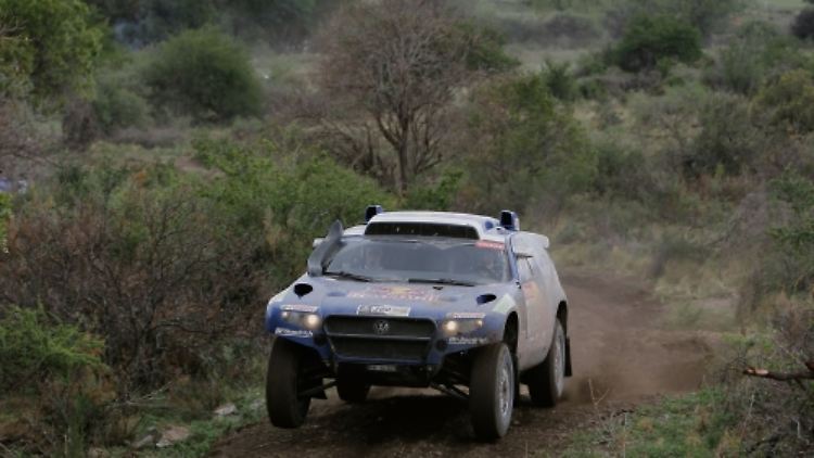 Die beiden Rallye-Piloten Giniel de Villiers (Südafrika) und Beifahrer Dirk von Zitzewitz (Deutschland) fielen nach einem Unfall weit zurück.