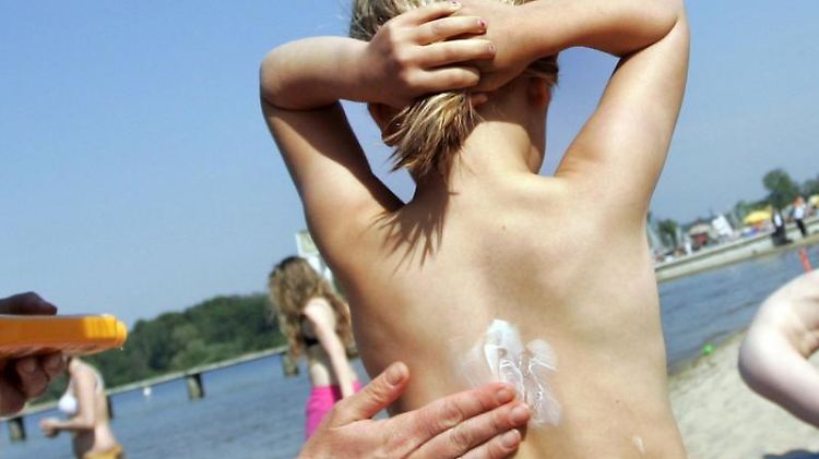 Die Haut von Kindern ist empfindlicher, daher hat ein Sonnenbrand viel schlimmere Folgen als bei Erwachsenen.