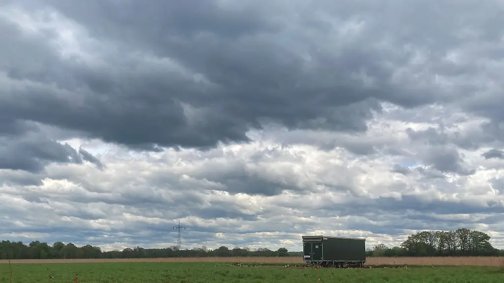Der-Himmel-ueber-dem-Muensterland-ist-wolkenverhangen-Regenschauer-sind-moeglich