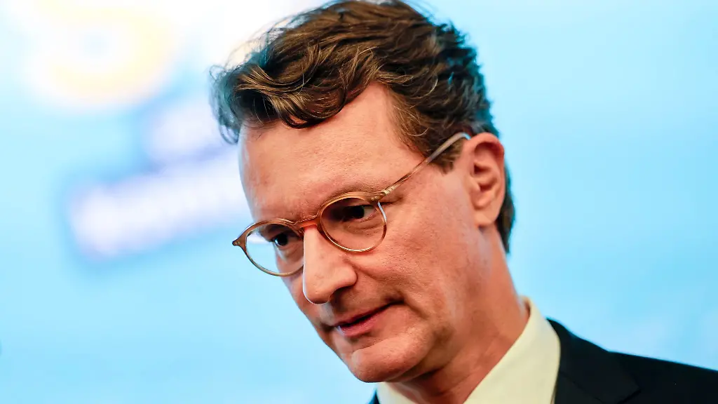 Die-Kommunen-warten-dringend-auf-Geld-fuer-Investitionen-in-ihre-Infrastruktur-und-den-Klimaschutz-die-erwarteten-Milliarden-vom-Bund-sollen-nicht-beim-Land-kleben-bleiben-versichert-Ministerpraesident-Hendrik-Wuest-CDU