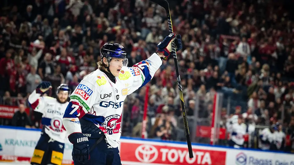 Eric-Hoerdler-erzielte-die-1-0-Fuehrung-fuer-die-Eisbaeren-in-Klagenfurt