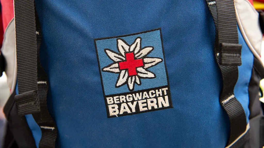 Helfer-von-der-Feuerwehr-vom-Bayerischen-Roten-Kreuz-und-der-Bergwacht-kuemmerten-sich-um-die-Frau