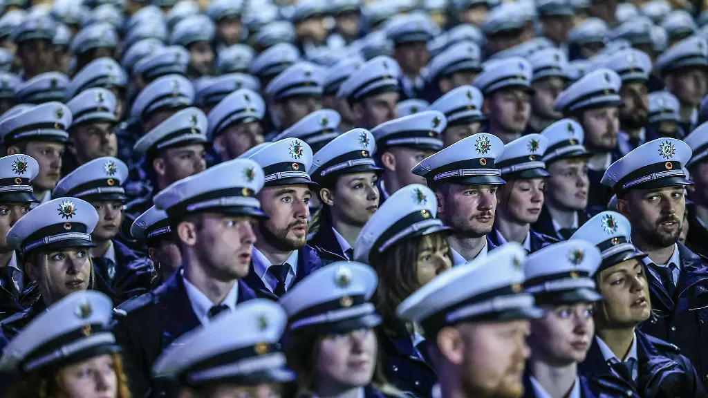 Polizei-Anwaerter-nehmen-an-einer-Vereidigungsfeier-teil-Archivfoto