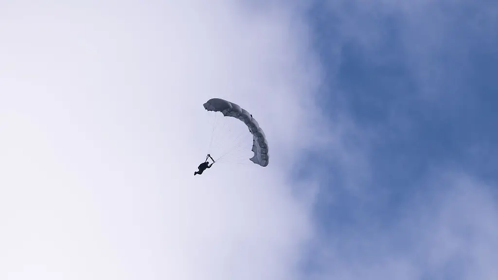 Der-geuebte-Fallschirmspringer-erlitt-schwere-Verletzungen