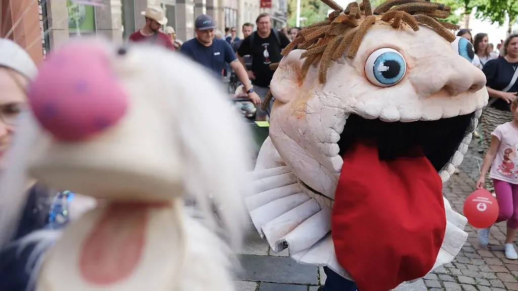 Mit-einer-Parade-hat-das-Puppentheater-seine-Saison-eingelaeutet
