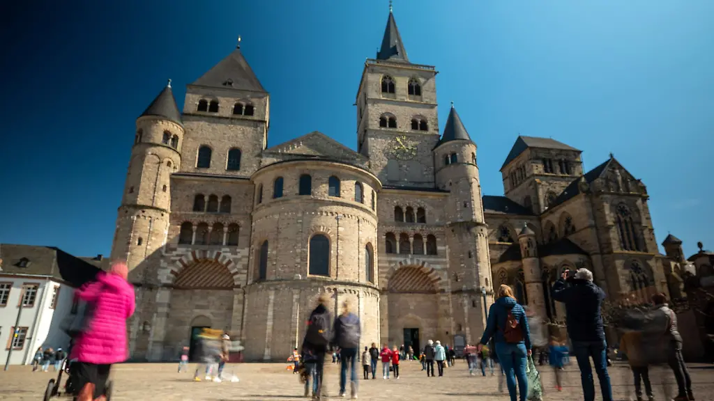 Haben-Zeugen-womoeglich-beobachtet-wie-jemand-einer-Dom-Skulptur-den-Kopf-abreisst-Archivbild