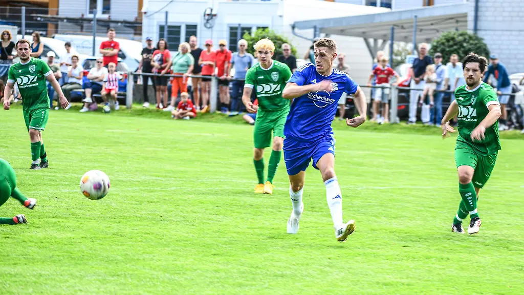 Ex-Bundesliga-Profi-Nils-Petersen-blaues-Trikot-spielt-nun-in-der-Kreisliga-B
