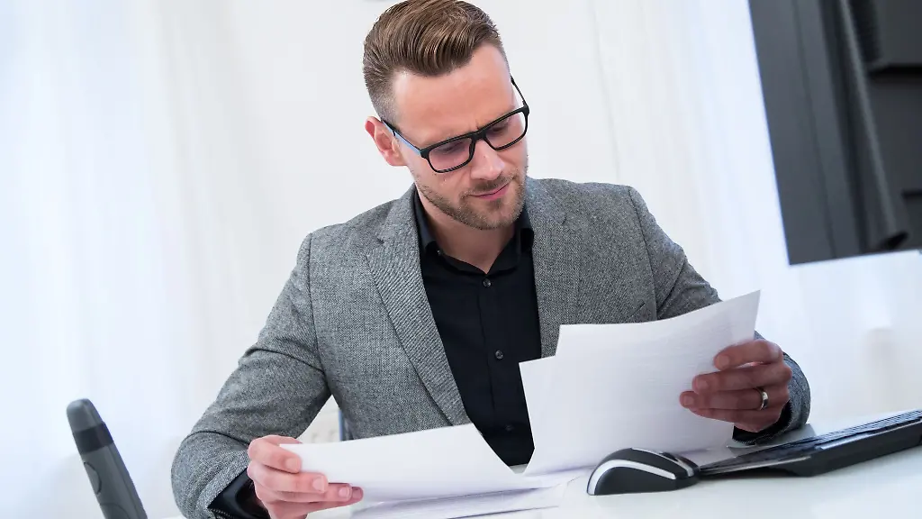 Eine-Abfindung-soll-den-Verlust-des-Arbeitsplatzes-zumindest-ein-Stueck-weit-abmildern-Bevor-man-seine-Unterschrift-unter-einen-Abfindungsvertrag-setzt-sollte-man-aber-genau-abwaegen-und-gegebenenfalls-nachverhandeln