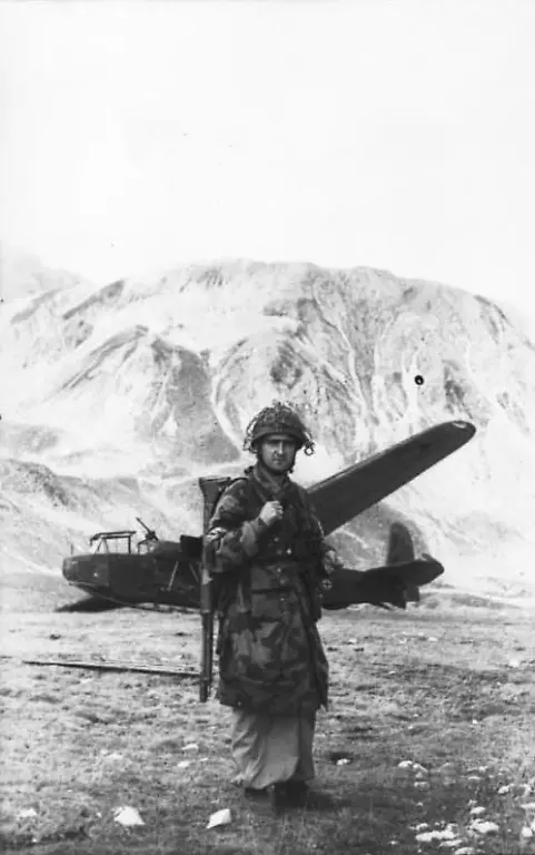 Bundesarchiv-Bild-101I-567-1503A-01-Gran-Sasso-Fallschirmjager-vor-Lastensegler