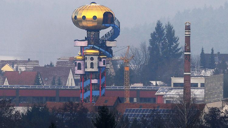 Der 35 Meter hohe Turm ist eines der letzten Projekte Hundertwassers.