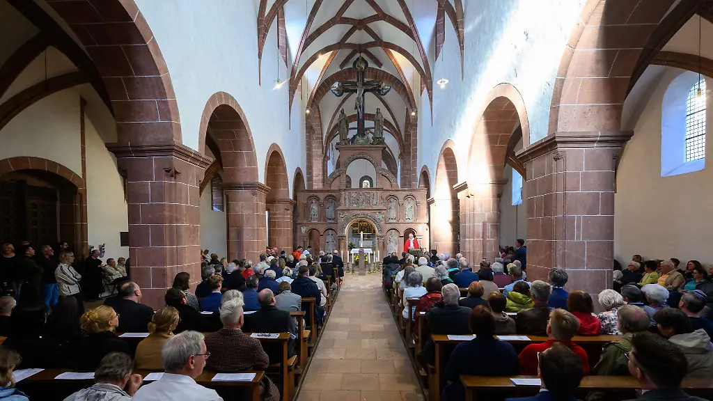 Zur-Zukunft-des-geistlichen-Lebens-rund-um-die-Basilika-in-Wechselburg-gibt-es-viele-Fragezeichen-Denn-die-Benediktiner-die-das-Kloster-bisher-betreiben-ziehen-sich-zurueck