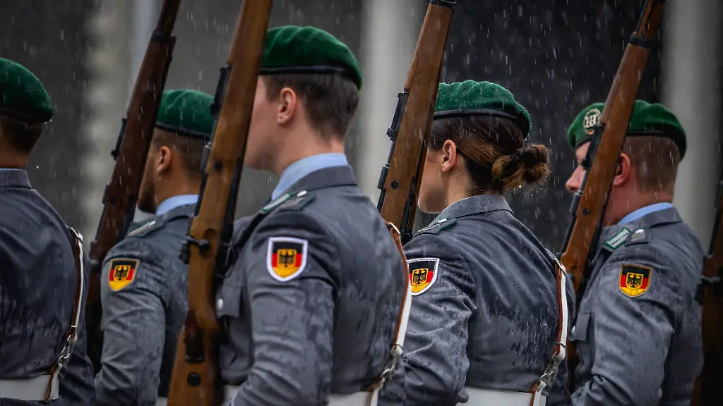 Soldaten-des-Wachbataillons-der-Bundeswehr-begruessen-Gaeste-im-Rahmen-von-militaerischen-Ehren-in-Berlin
