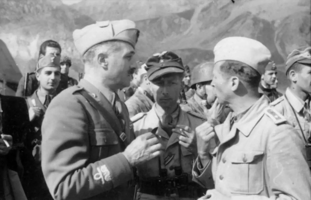 Bundesarchiv-Bild-101I-567-1503C-35-Gran-Sasso-General-Soletti-Major-Mors