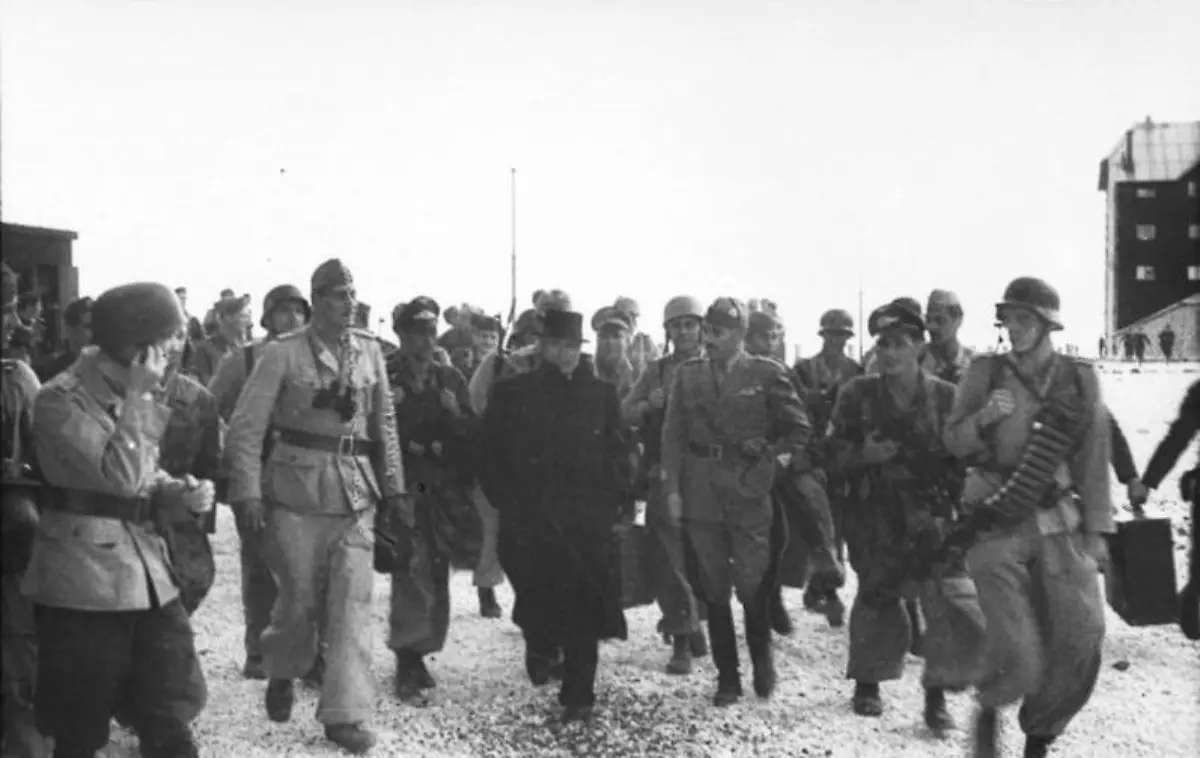 Bundesarchiv-Bild-101I-567-1503A-08-Gran-Sasso-Skorzeny-Mussolini-mit-Fallschirmjaegern