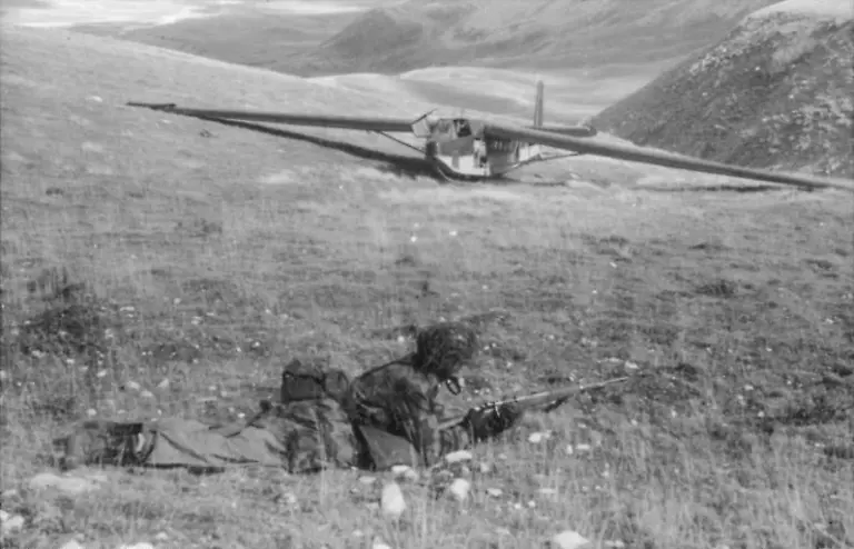 Bundesarchiv-Bild-101I-567-1503B-17-Gran-Sasso-gelandeter-Lastensegler