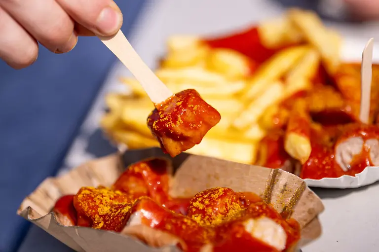 Altkanzler-Gerhard-Schroeder-SPD-nannte-Currywurst-mit-Pommes-einst-einen-der-Kraftriegel-der-Facharbeiterin-und-des-Facharbeiters-in-der-Produktion