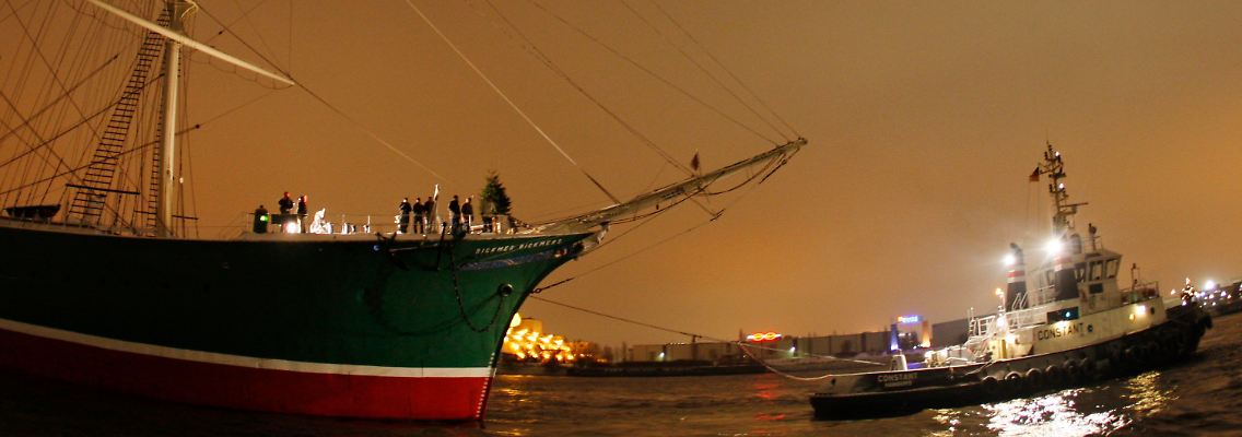 ... das Museumsschiff 'Rickmer Rickmers' durch den Hafen in Hamburg.