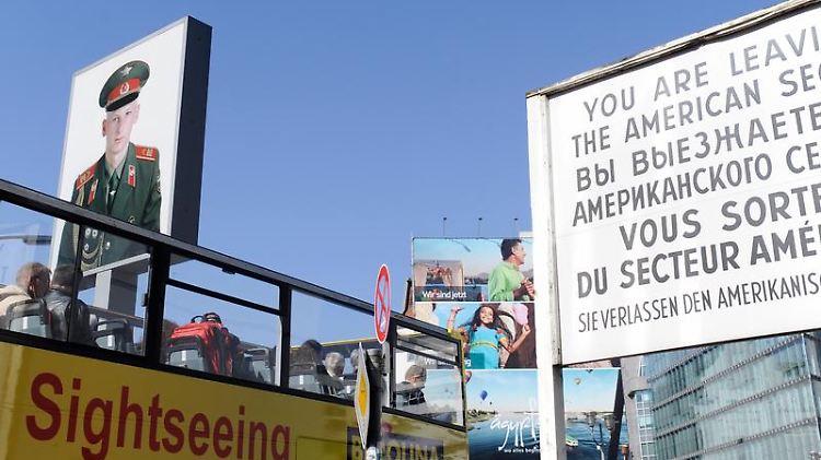 Touristenmagnet Berlin - hier der "Checkpoint Charlie": Die Hauptstadt könnte bei den Übernachtungen die 24-Millionen-Marke knacken.