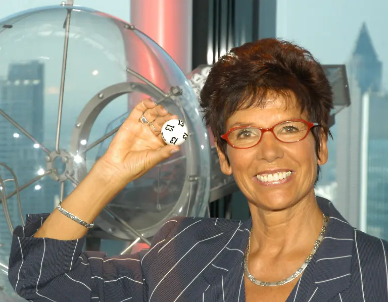 Die-erste-Lottofee-Elvira-Hahn-posiert-mit-der-13-Lottokugel-am-Freitag