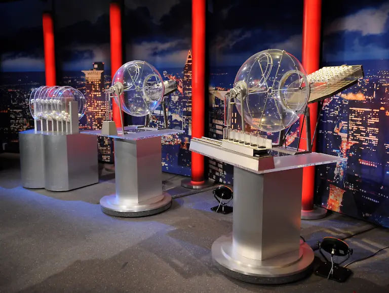 Ziehungsgeraete-fuer-Spiel-77-l-r-Superzahl-und-Lottozahlen