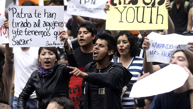 Anhänger von Obrador protestieren gegen das offizielle Wahlergebnis.