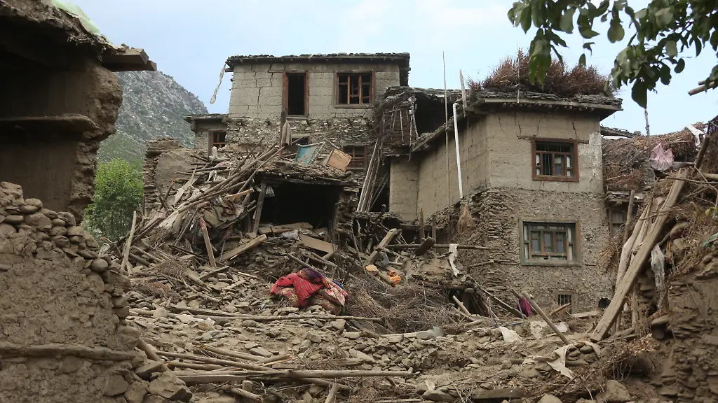 Zahlreiche-der-oft-nur-aus-Lehm-und-Steinen-gebauten-Haeuser-konnten-den-Erdstoessen-nicht-standhalten