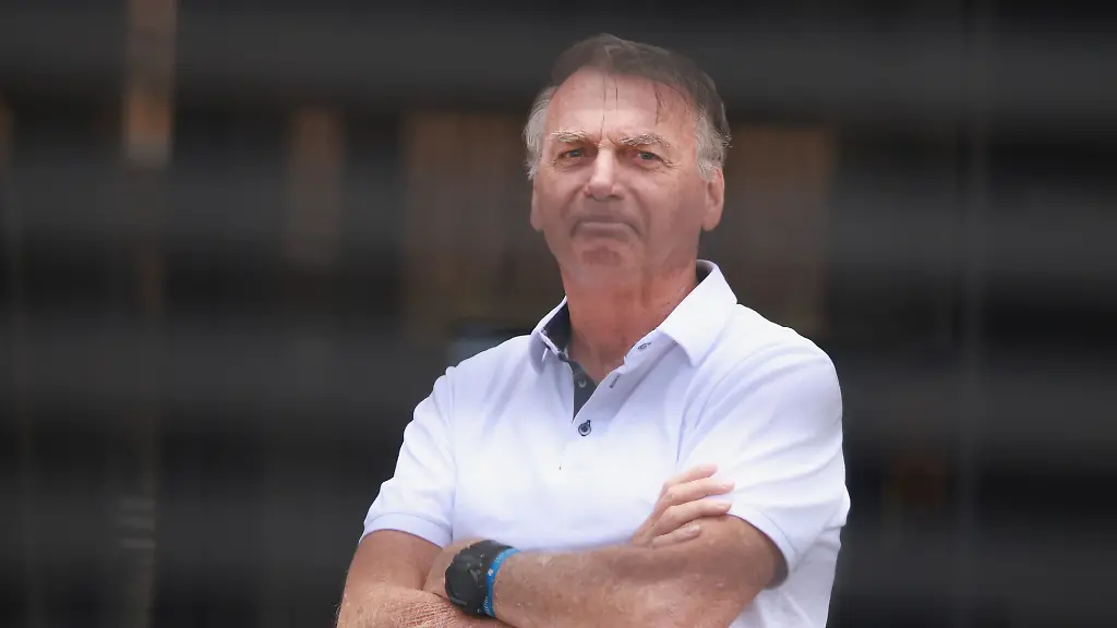 Der-ehemalige-brasilianische-Praesident-Jair-Bolsonaro-steht-am-Eingang-seines-Hauses-in-dem-er-unter-Hausarrest-steht-In-Brasilien-geht-der-Prozess-gegen-den-frueheren-Staatschef-und-sieben-Mitangeklagte-vor-dem-Obersten-Gericht-in-die-entscheidende-Schlussphase