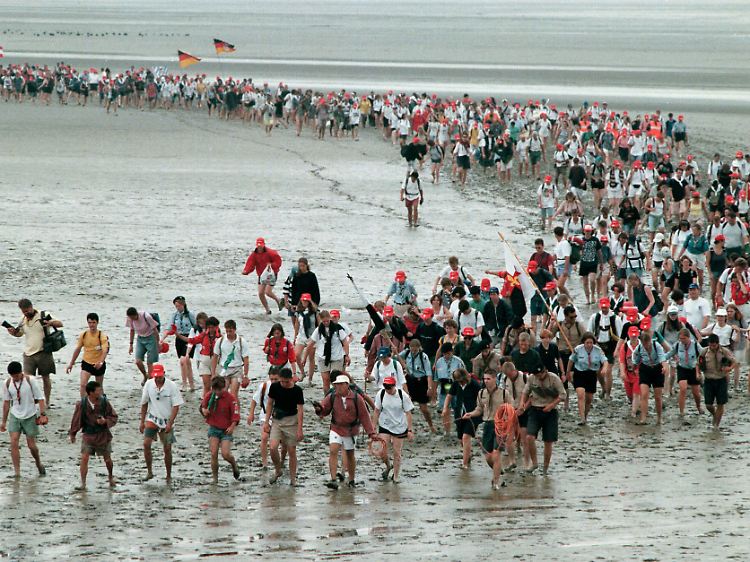 Pilger auf dem Weg zu Mont-Saint-Michel.