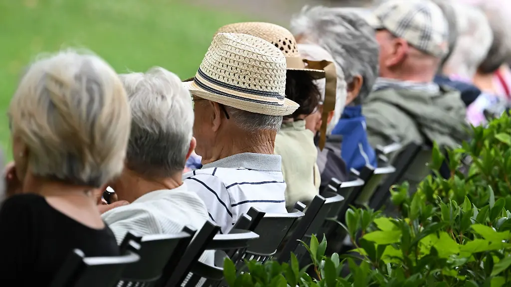 Frauen-holen-bei-der-Rente-auf