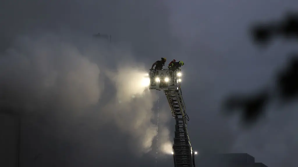 Ueber-eine-Drehleiter-kaempfen-Feuerwehrleute-an-der-Sperrmuell-Halle-gegen-den-Brand