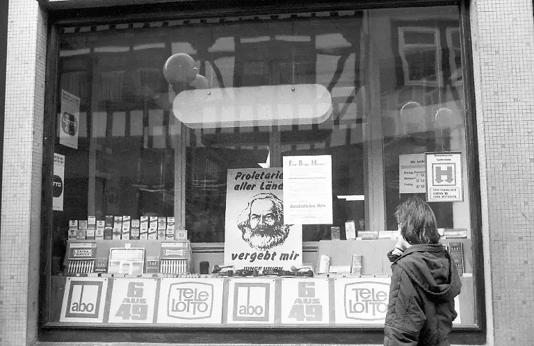 Eisenach-im-Februar-1990-Fenster-Schaufenster-Laden-Geschaeft