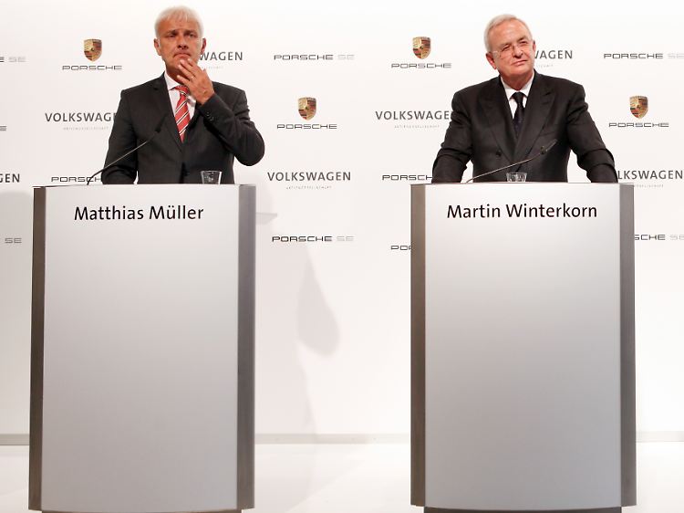 Es hat geklappt: VW-Chef Martin Winterkorn mit seinem Porsche-Kollegen Matthias Müller.