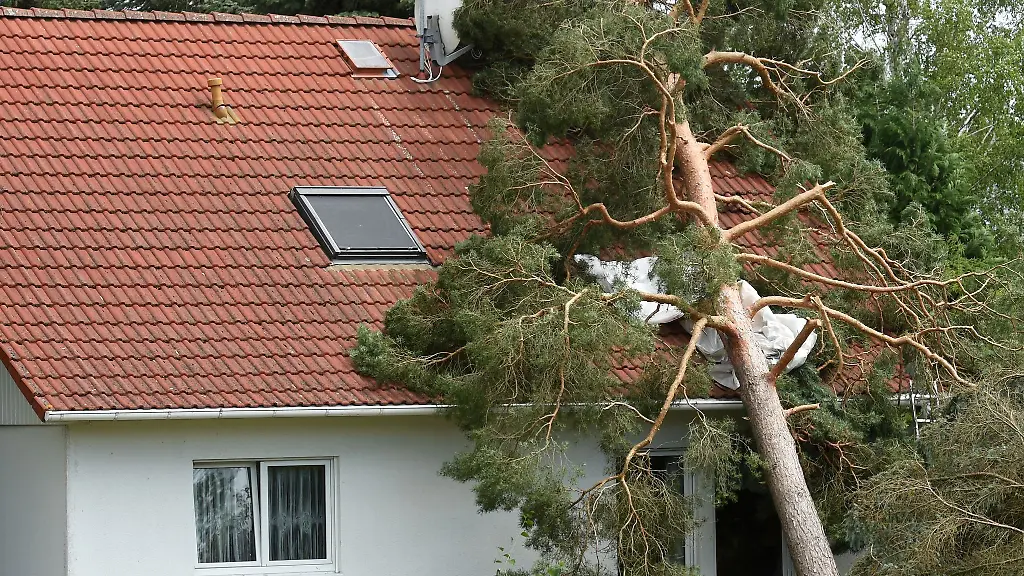 Nach-einem-Sturm-sollte-ein-stark-beschaedigtes-Wohngebaeude-erst-nach-Freigabe-durch-Fachleute-wieder-betreten-werden