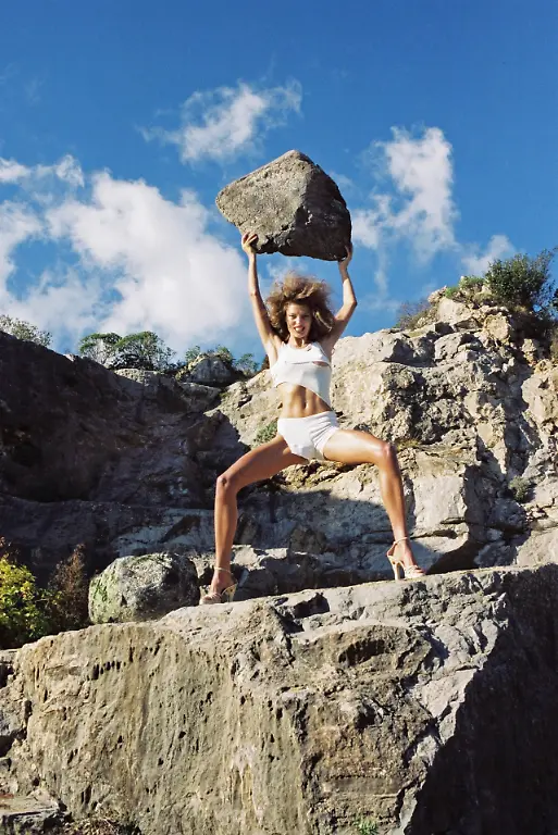 3-Helmut-Newton-American-Vogue-Monaco-2003-copyright-Helmut-Newton-Foundation