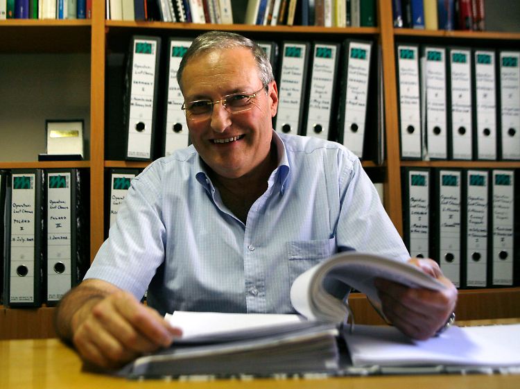 Dr. Efraim Zuroff ist der Leiter des israelischen Büros des Simon Wiesenthal Center. Er veröffentlich den jährlichen "Status Report" über die weltweite Suche nach NS-Kriegsverbrechern. Darin enthalten ist die Liste der meistgesuchten NS-Kriegsverbrecher.