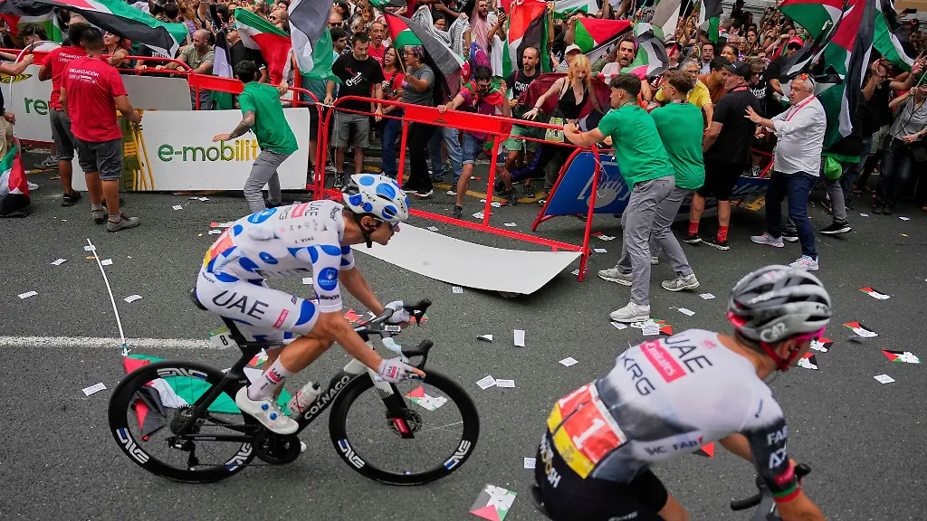 Nur-mit-viel-Muehe-koennen-die-Sicherheitskraefte-die-Demonstranten-zurueckhalten