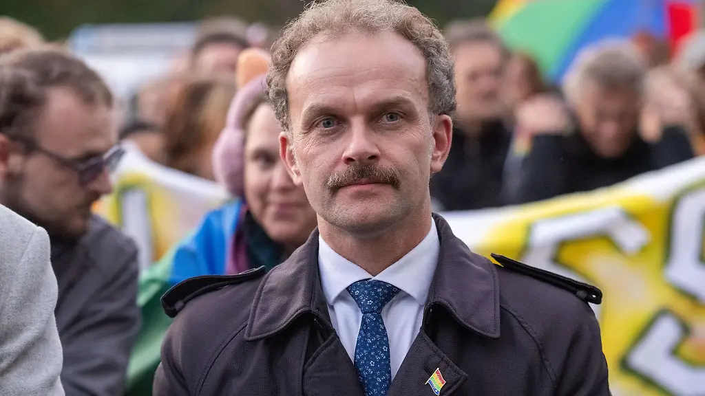 Zehn-Jahre-war-Silvio-Witt-Oberbuergermeister-von-Neubrandenburg-Jetzt-tritt-er-wieder-als-Kuenstler-auf