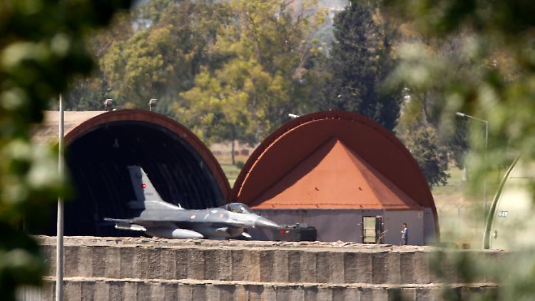 Ein F-16 Bomber der türkischen Armee auf dem Stützpunkt Incirlik.