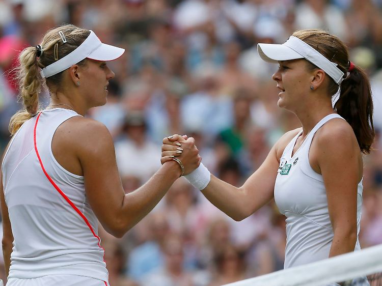 Das Duell der beiden Tennis-Freundinnen war letztlich eine klare Angelegenheit, zugunsten der Polin (r.).