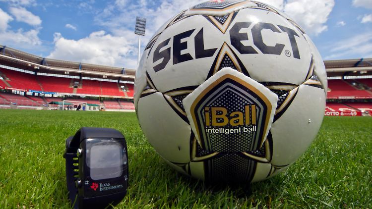 Der iBall (Intelligent Ball) mit eingebautem Chip und eine GoalRef-Funkuhr sollen den Zorn der Fans und der Mannschaften besänftigen.