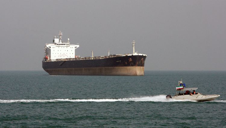 Leer und unversichert: Ein Rohöltanker vor Bandar Abbas