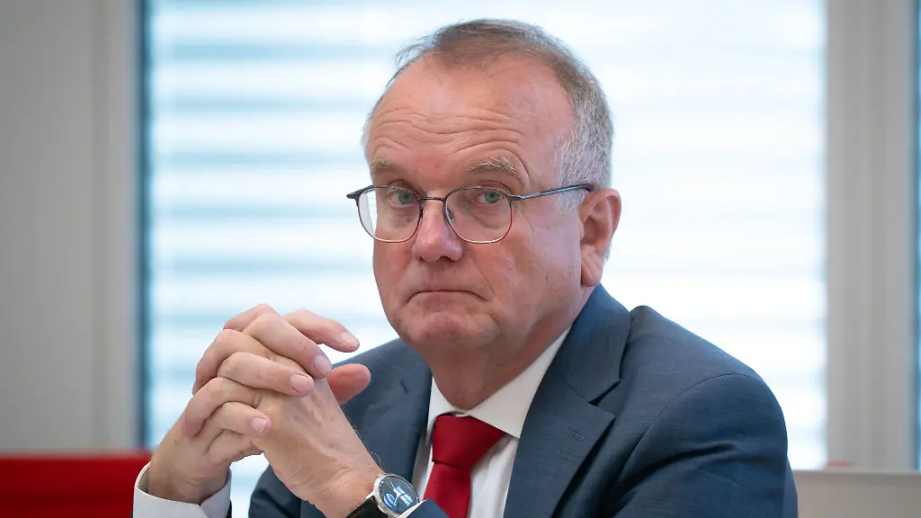 Brandenburgs-Verkehrsminister-Detlef-Tabbert-BSW-unterstuetzt-den-Wunsch-des-Flugplatzes-Neuhardenberg-nach-Nutzung-auch-groesserer-Flugzeuge